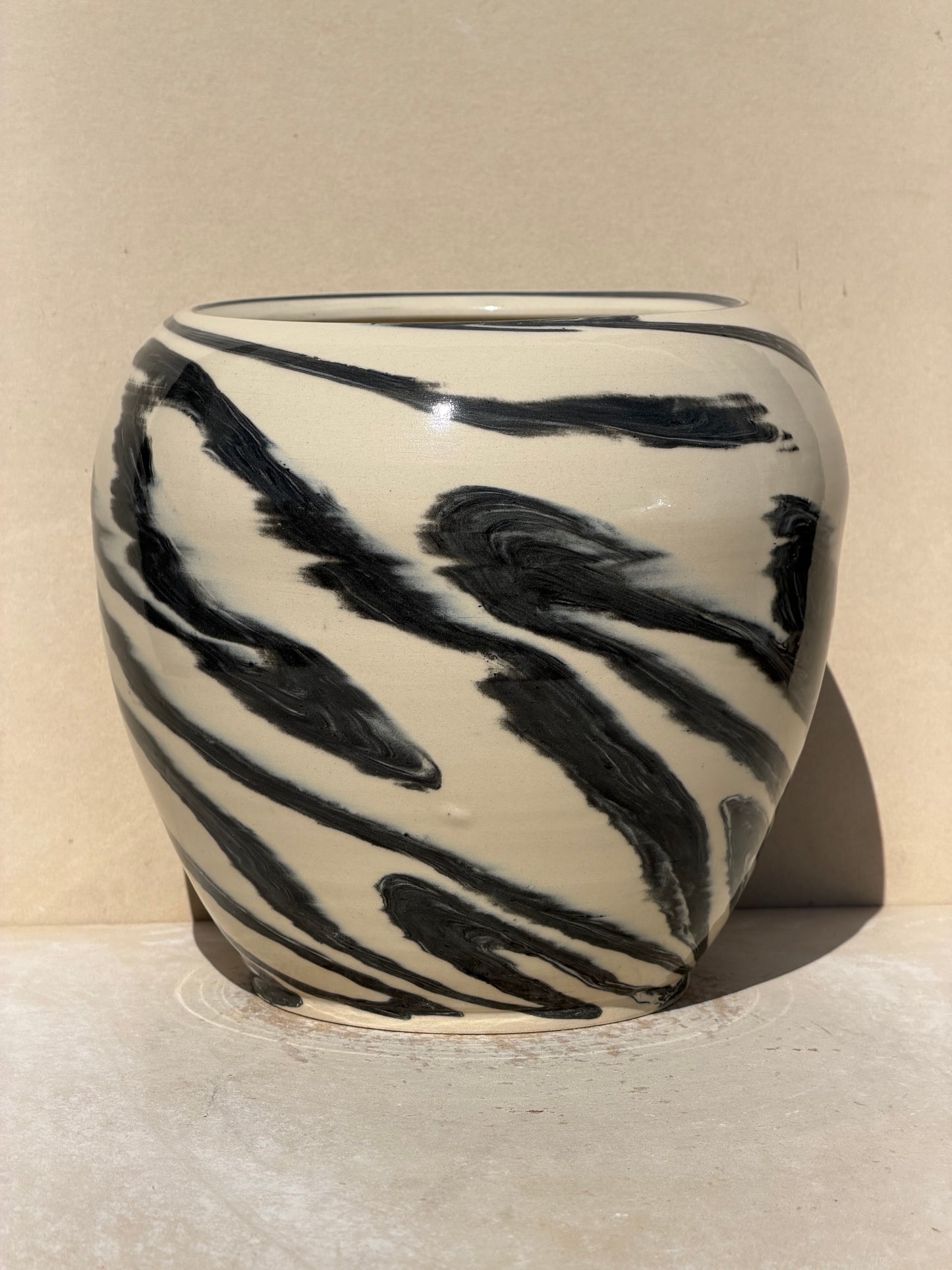 Black and White color Twist Up