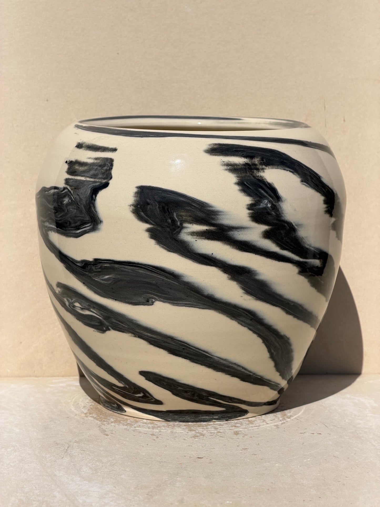 Black and White color Twist Up