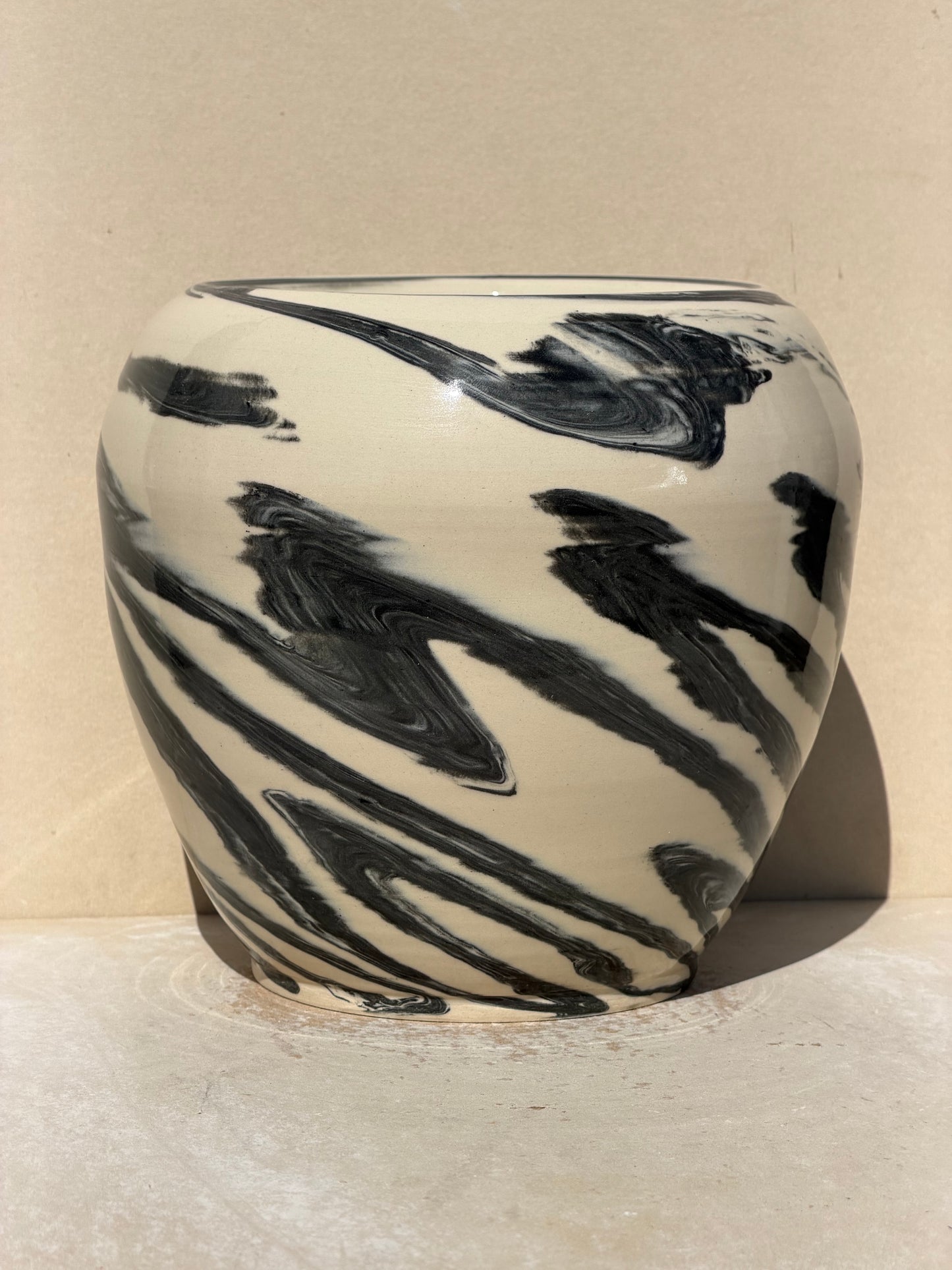 Black and White color Twist Up