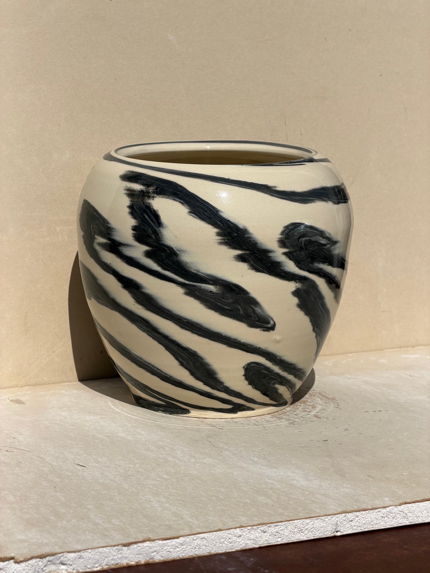 Black and White color Twist Up