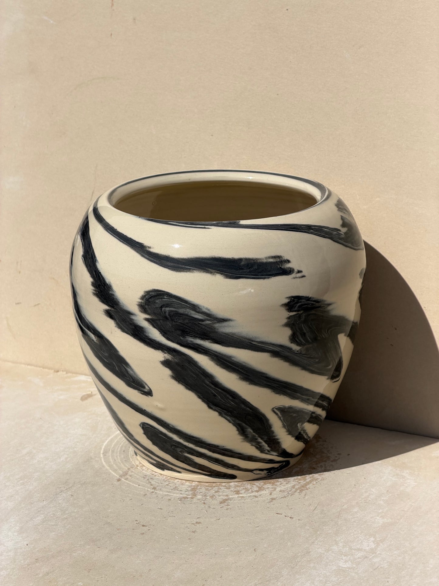 Black and White color Twist Up