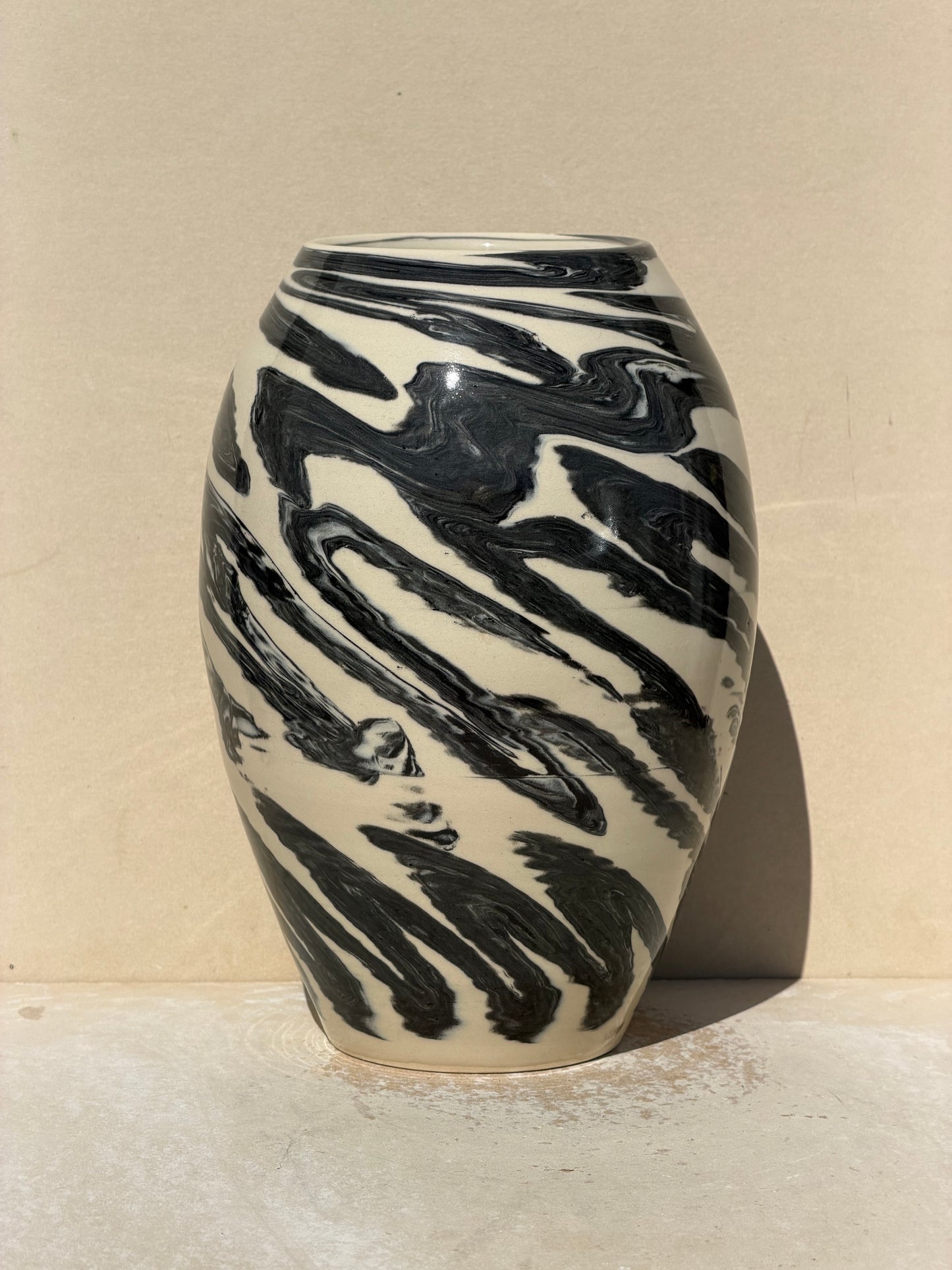 Black and White color Twist Up