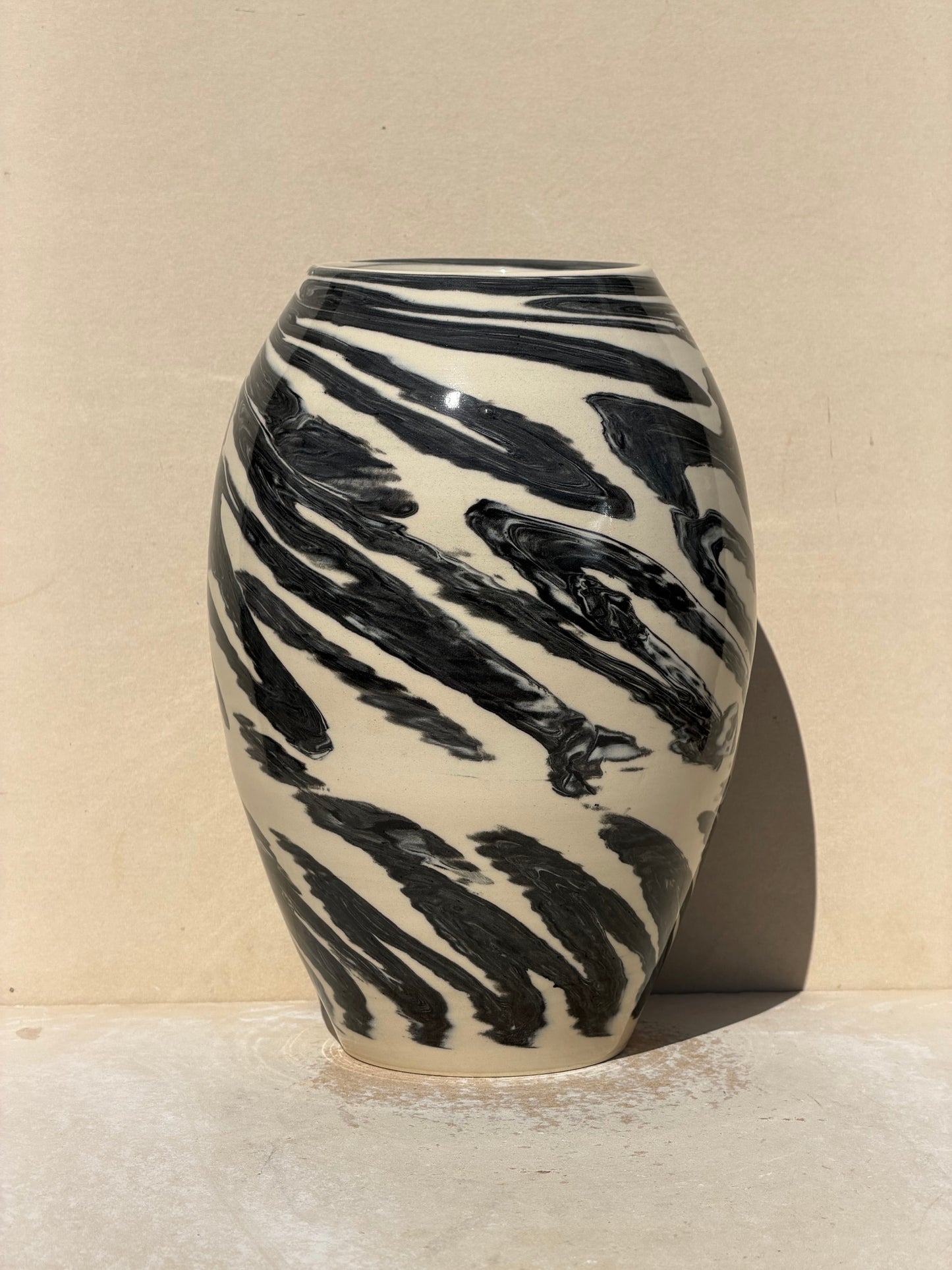 Black and White color Twist Up
