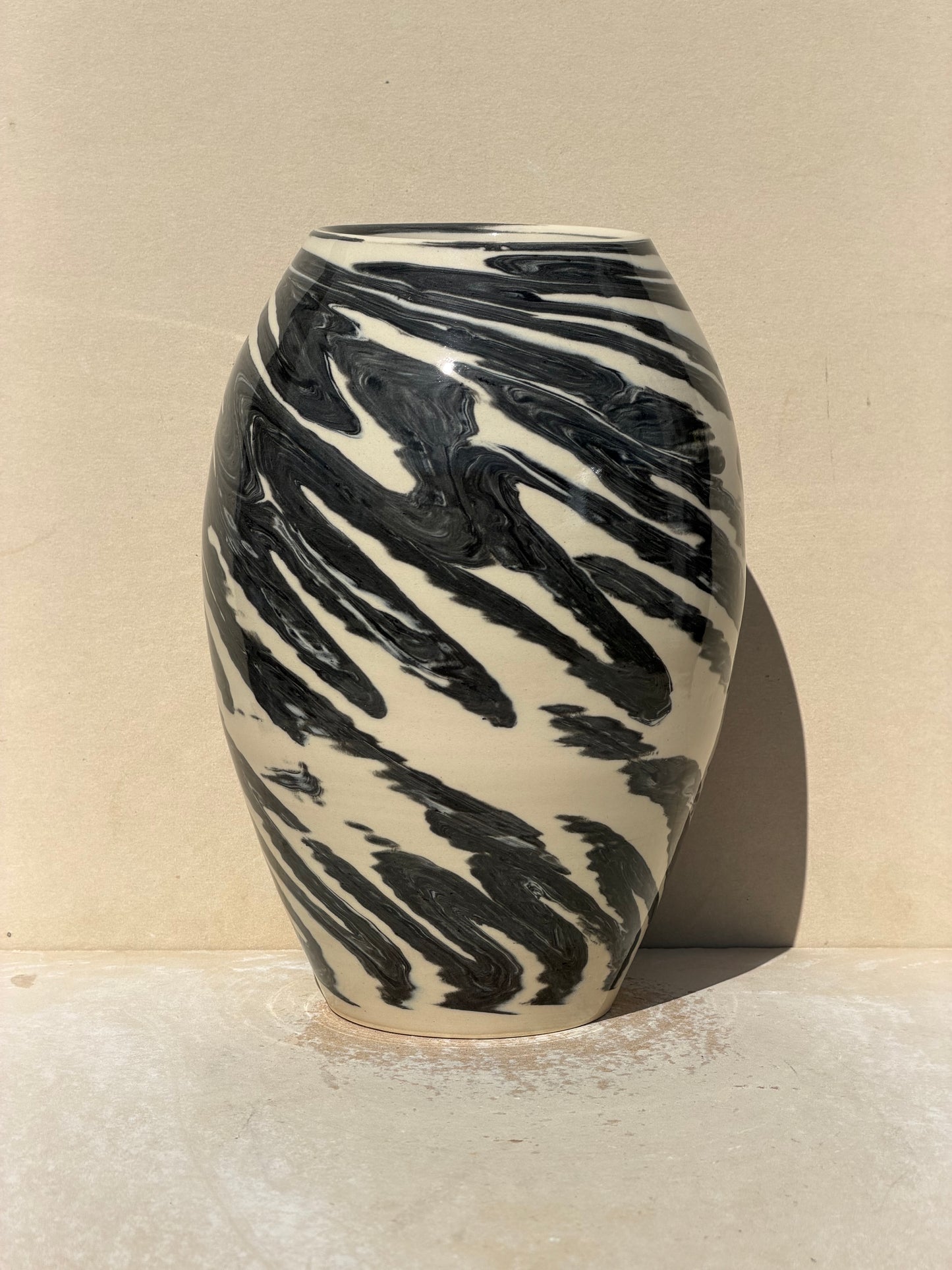 Black and White color Twist Up