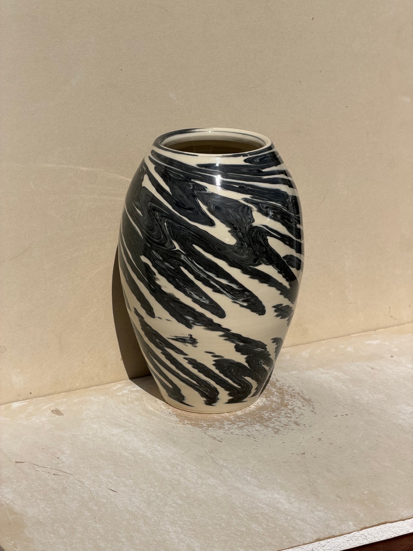 Black and White color Twist Up
