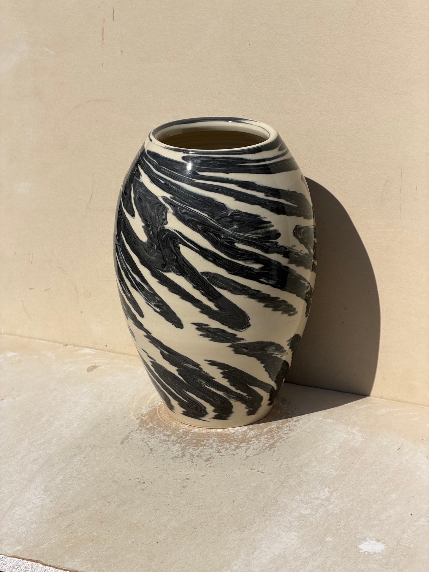 Black and White color Twist Up
